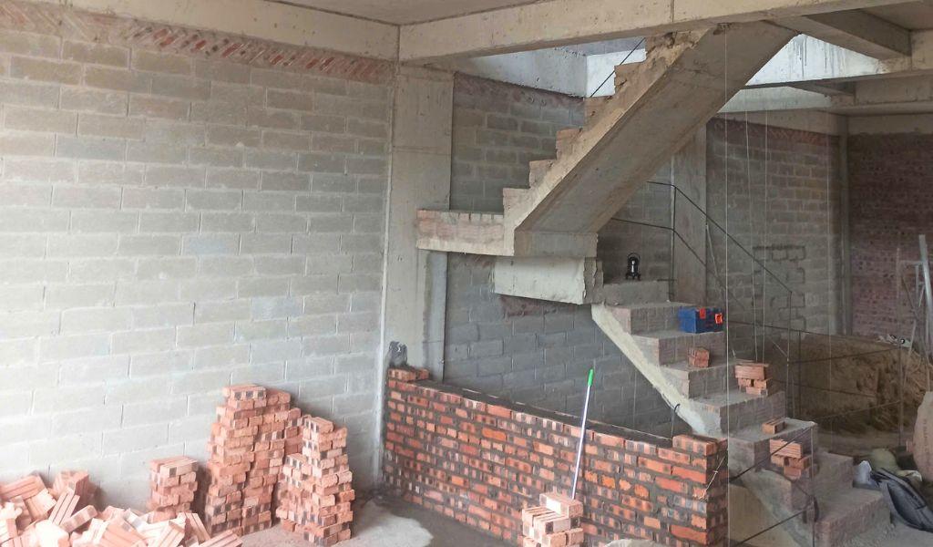Nên vào khi đang thiết kế hoặc xây thô